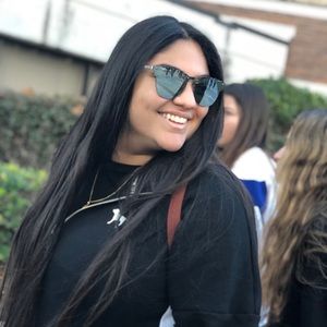 Meet your Posher, Claudia